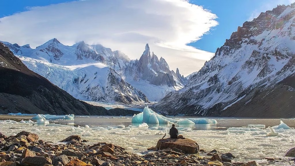 Cerro Torre com lago glacial coberto de blocos de gelo flutuantes