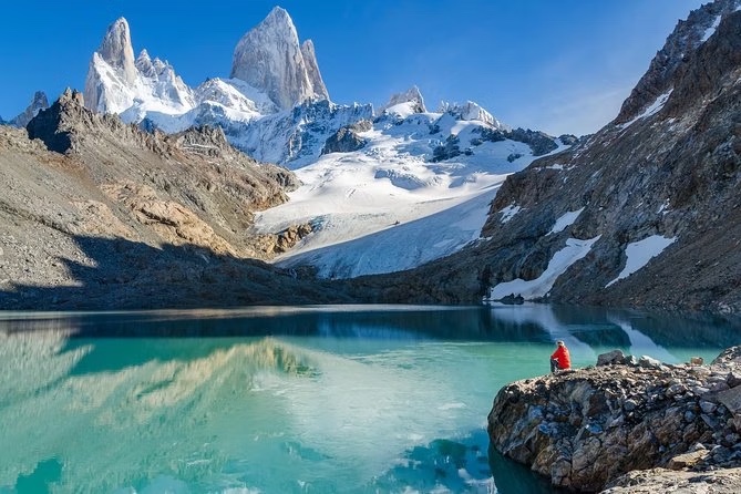 Pessoa contemplando a Laguna de los Tres aos pés do Monte Fitz Roy