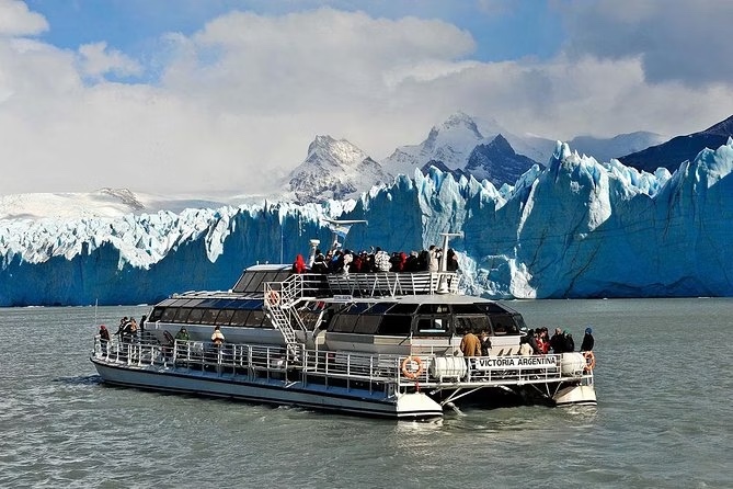 Barco navegando entre blocos de gelo próximo ao Glaciar Perito Moreno
