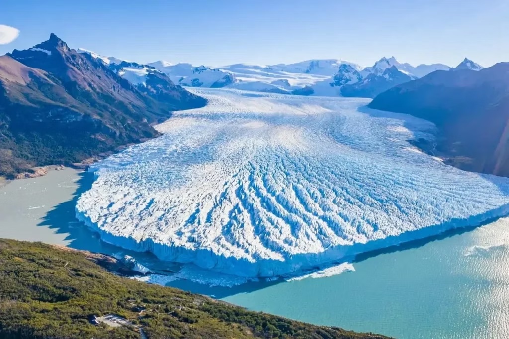 Vista aérea do Glaciar Perito Moreno com sua imensa parede de gelo