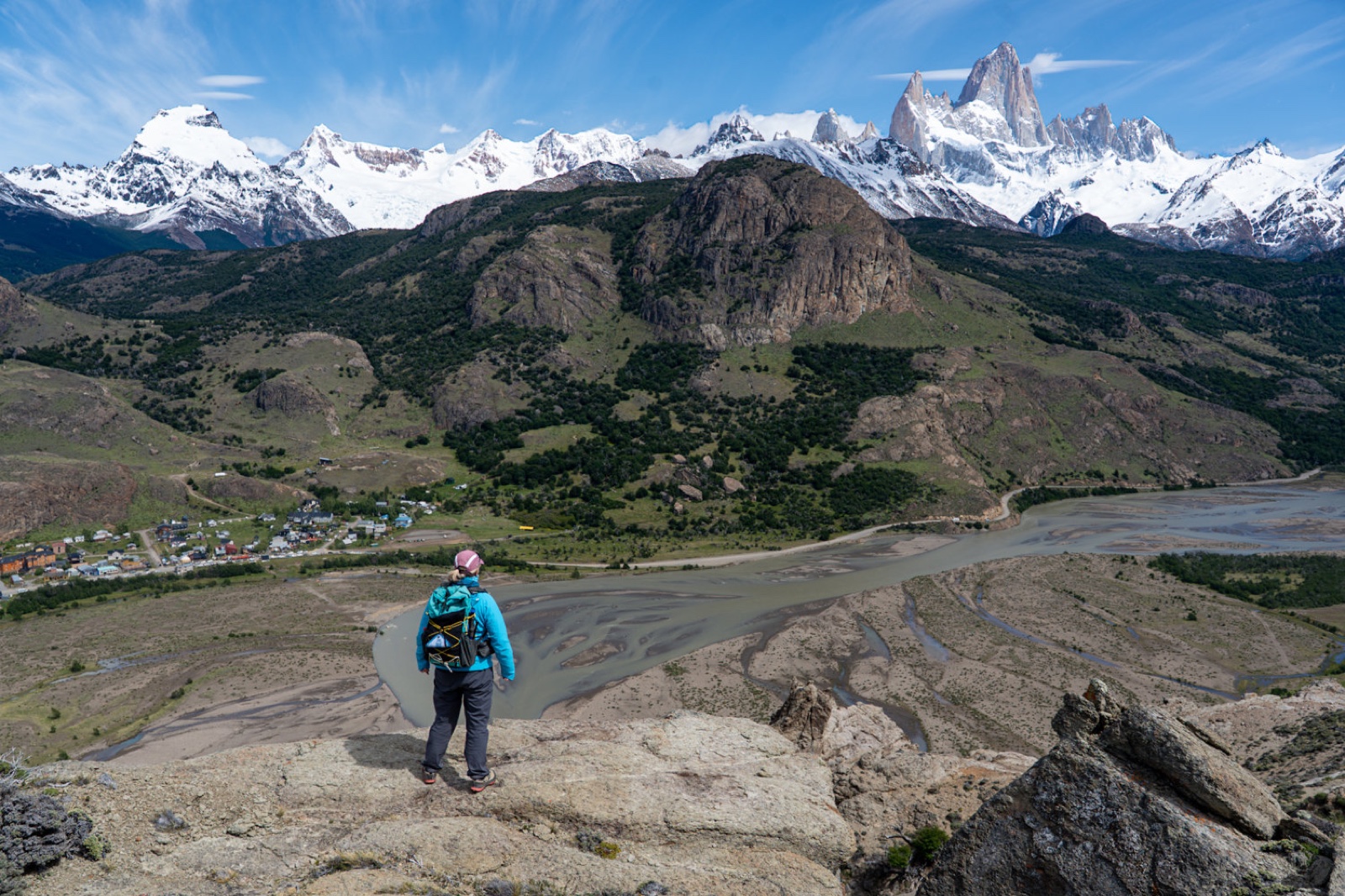 Vista do Mirador El Paredón com o povoado de El Chalten, o Río de las Vueltas e o Monte Fitz Roy ao fundo