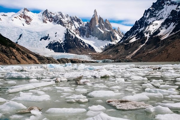 Cerro Torre com lago glacial e blocos de gelo